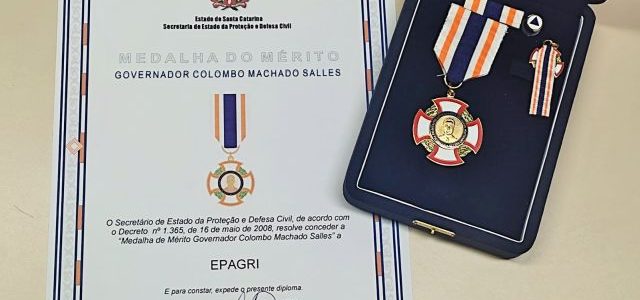 Epagri recebe medalha da Defesa Civil pela atuação no monitoramento agrometeorológico de SC em 2023