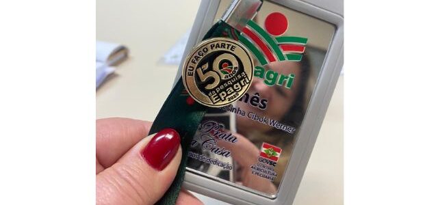 Você vai receber o broche dos 50 anos de pesquisa: use e mostre seu orgulho de fazer parte dessa história 